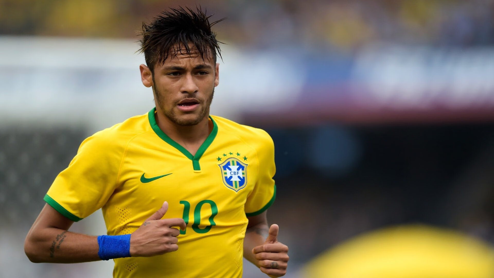 塔特的强力突破打破对方防线，袋鼠队获得致命反击机会